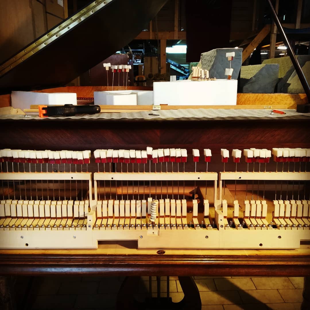 Photo d'un piano en réparation